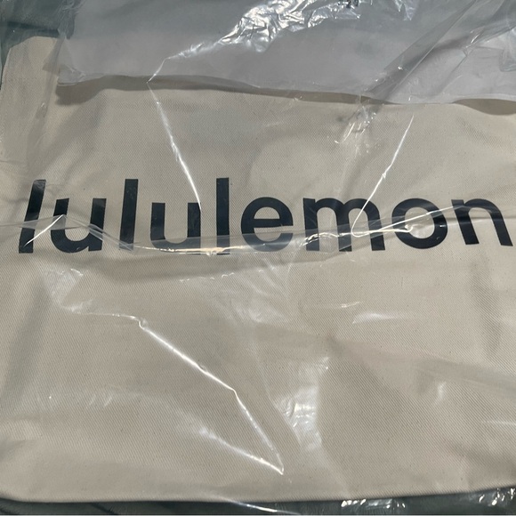 New lululemon Cream Tote Bag - Picture 2 of 3